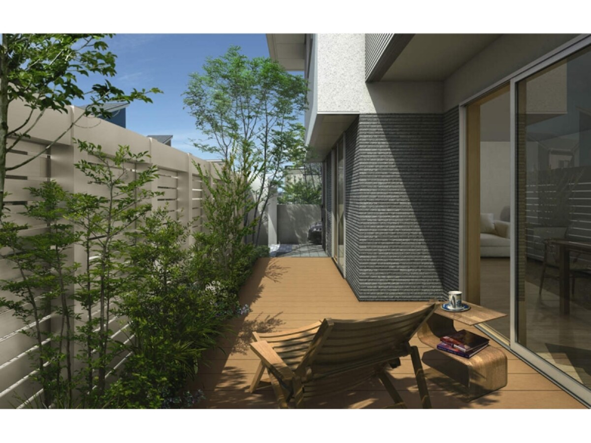 デッキを設けるケースも多くみられる。庭の動線だけでなく、建物本体とのつながりを考慮して。［リウッドデッキ 200 FD］　YKKAP　http://www.ykkap.co.jp/