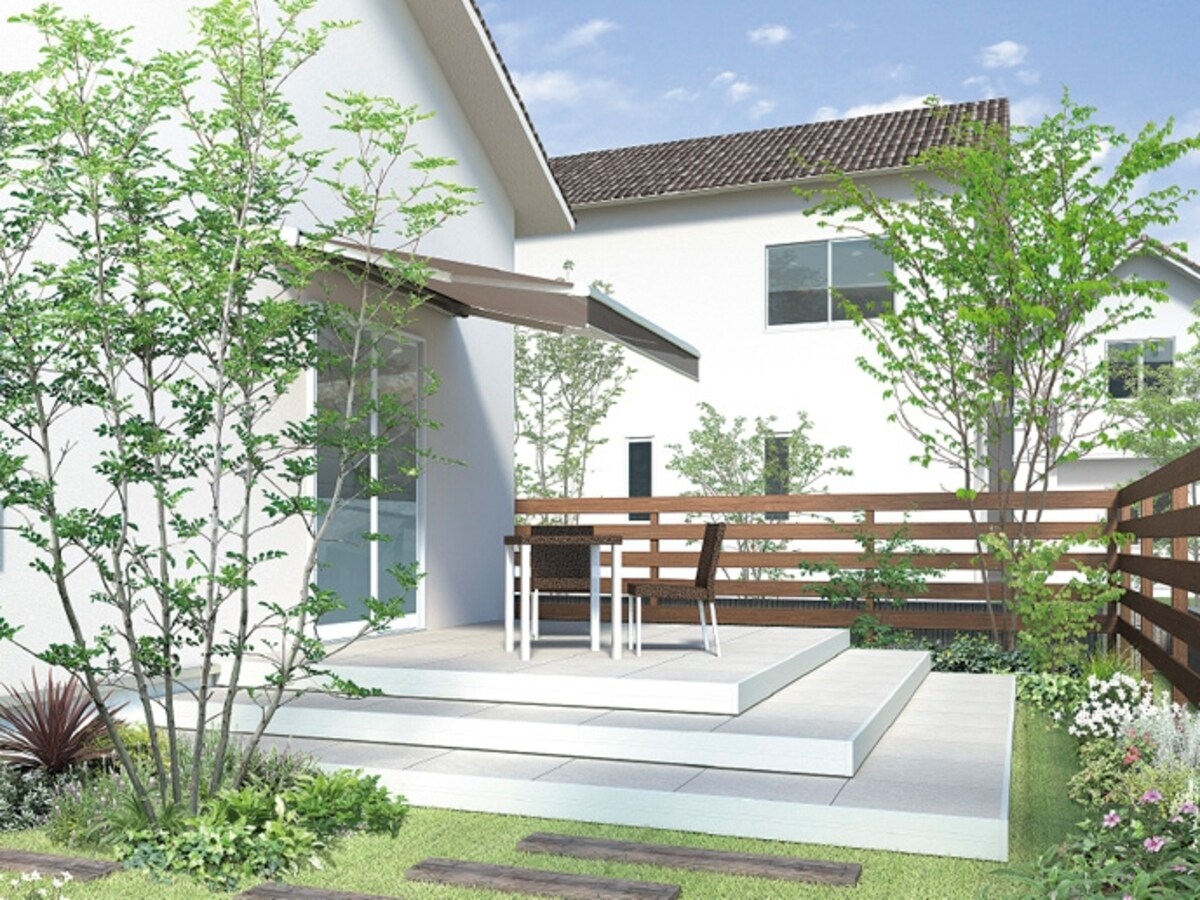 一戸建ての醍醐味である庭をもうひとつのリビングと活用しても。 [EXSIOR タイルデッキ ] LIXIL 　http://www.lixil.co.jp/