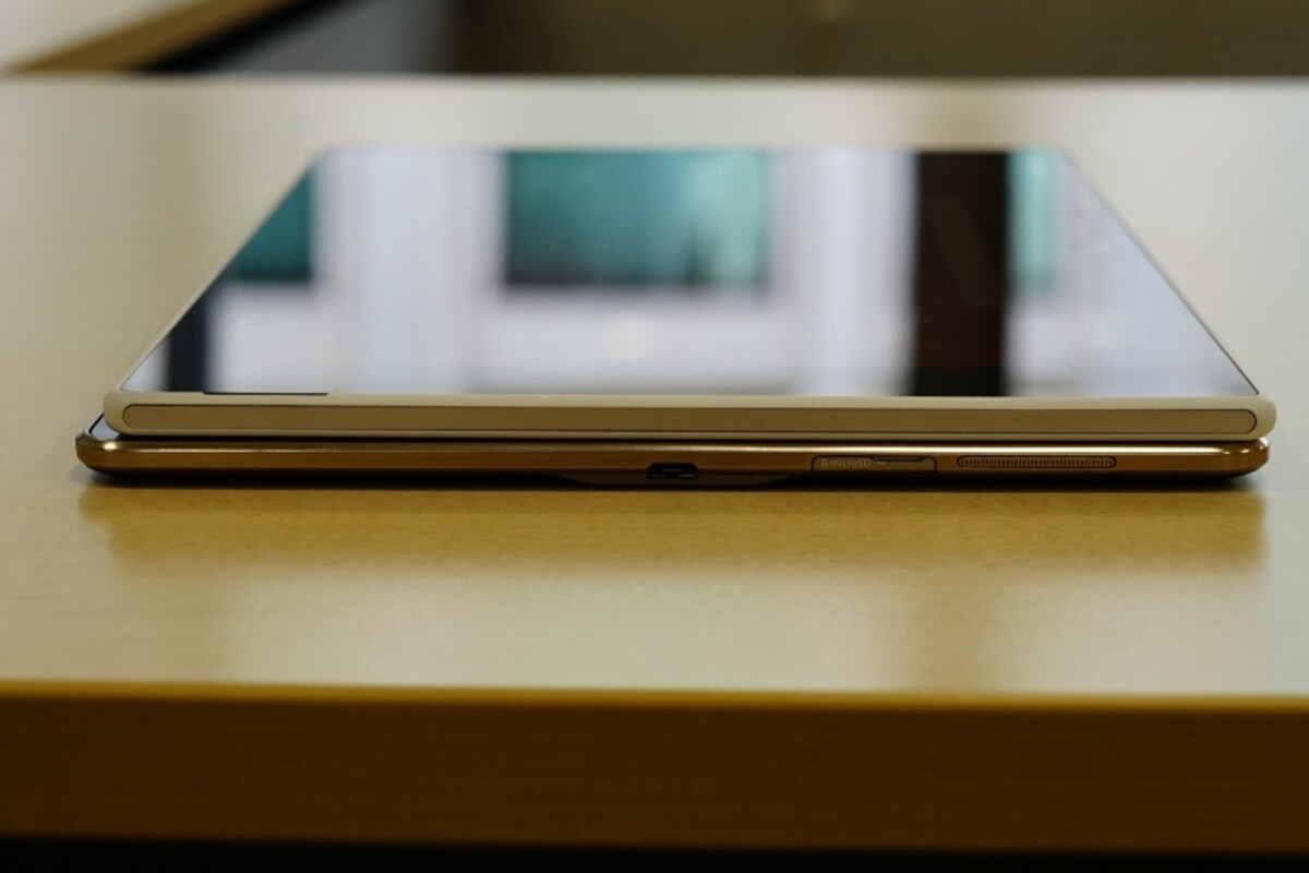 両社ともに非常に薄くなっています。写真上のXperia Z2 Tabletは6.4mm、写真下のGALAXY Tab Sが6.6mm。