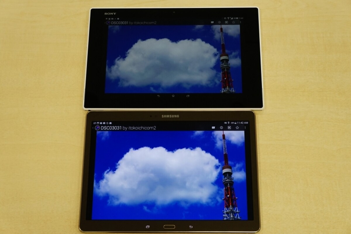 ディスプレイの発色に関しては、写真上のXperia Z2 Tabletはナチュラルな感じ、写真下のGALAXY Tab Sがデフォルメされている感じです。GALAXY Tab Sは鮮やかに感じます。