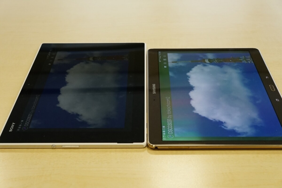 ディスプレイを斜めから見た図。左のXperia Z2 Tablet、右のGALAXY Tab Sは、どちらも視野角が広く、動画など見やすくなっています。