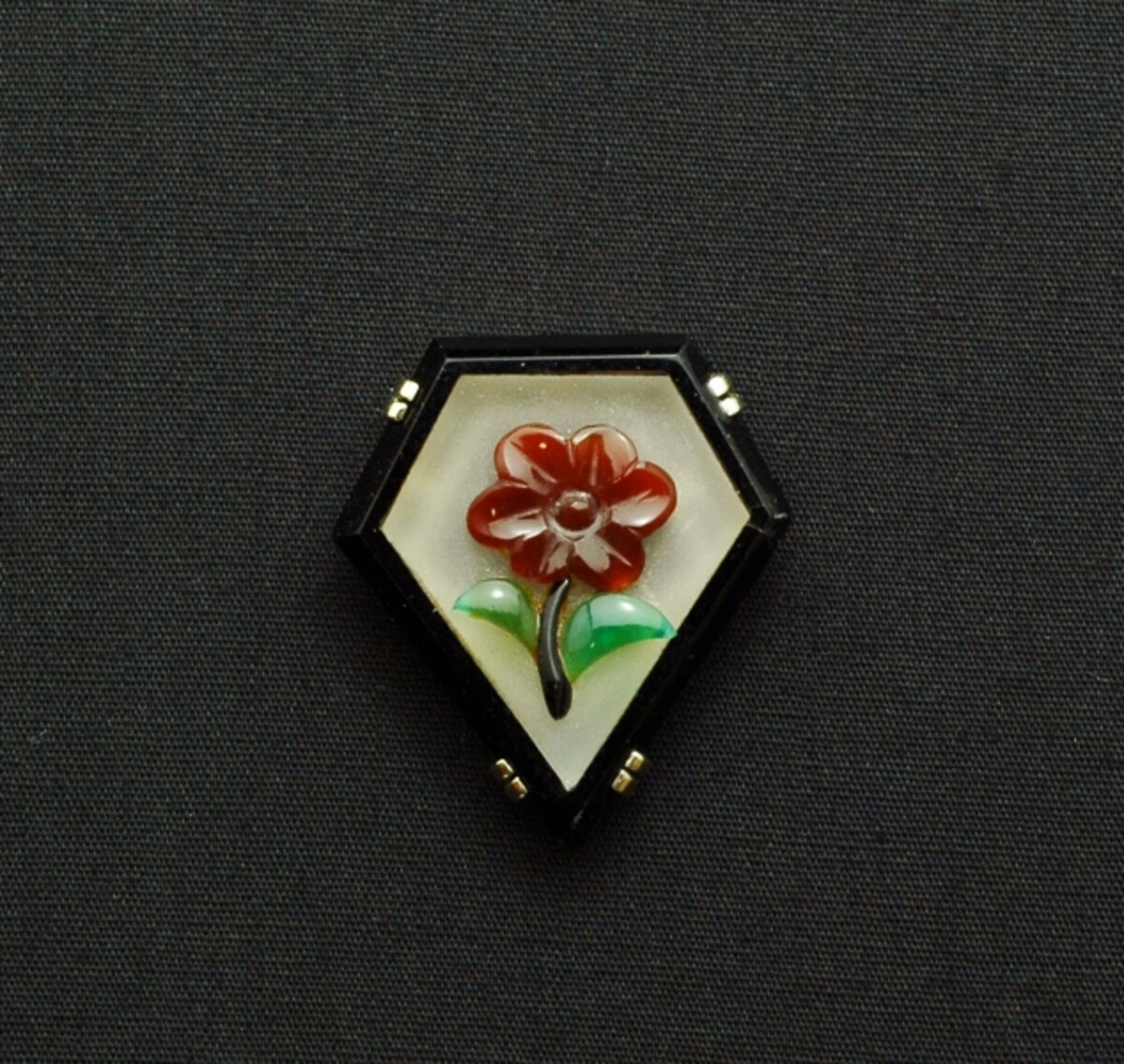 花のブローチ