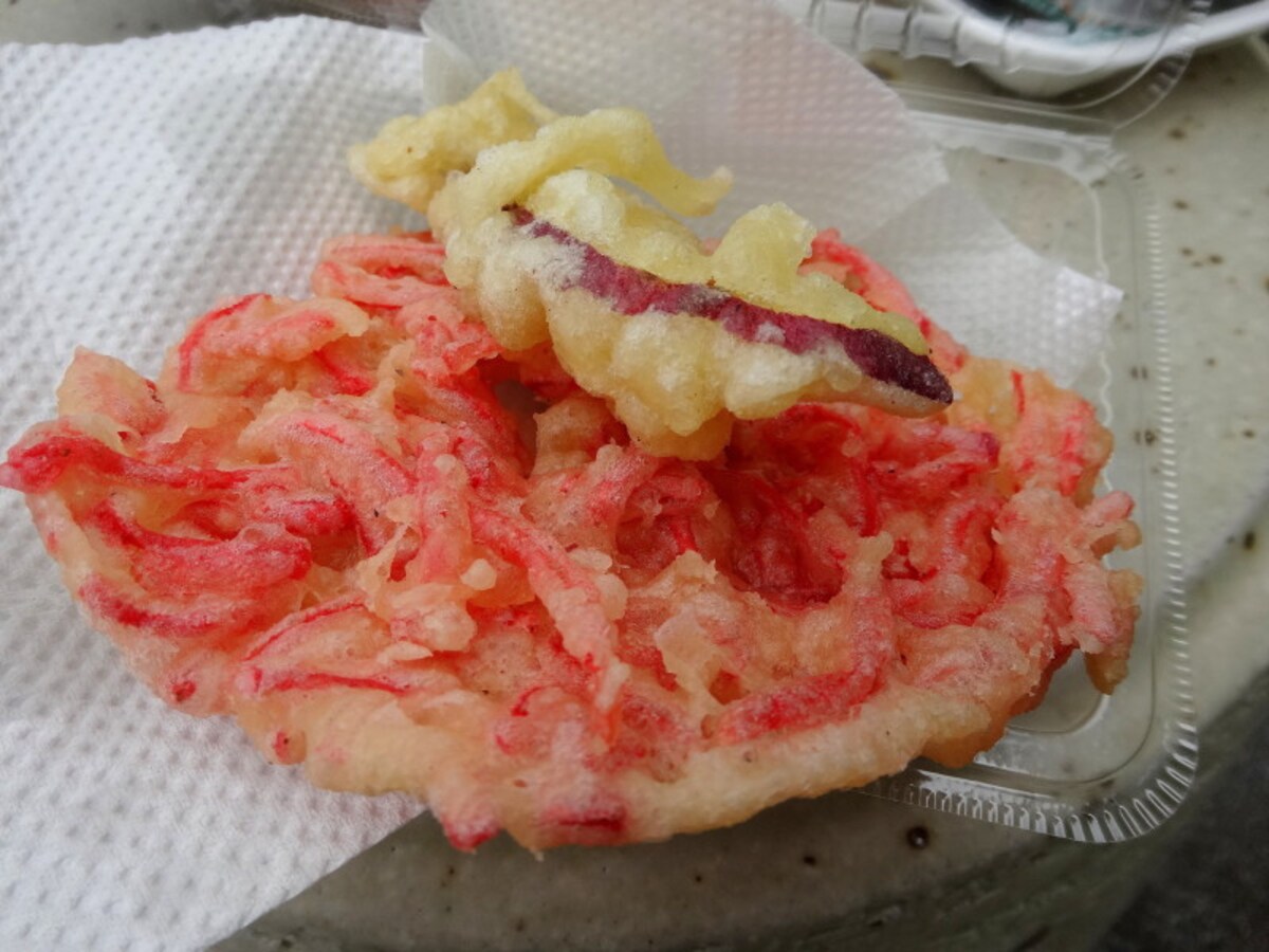 紅しょうがの天ぷら　90円　　お芋の天ぷらはおまけ
