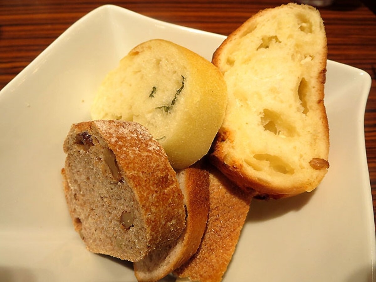 メゾンカイザーカフェ 丸の内店 パン盛り合わせ