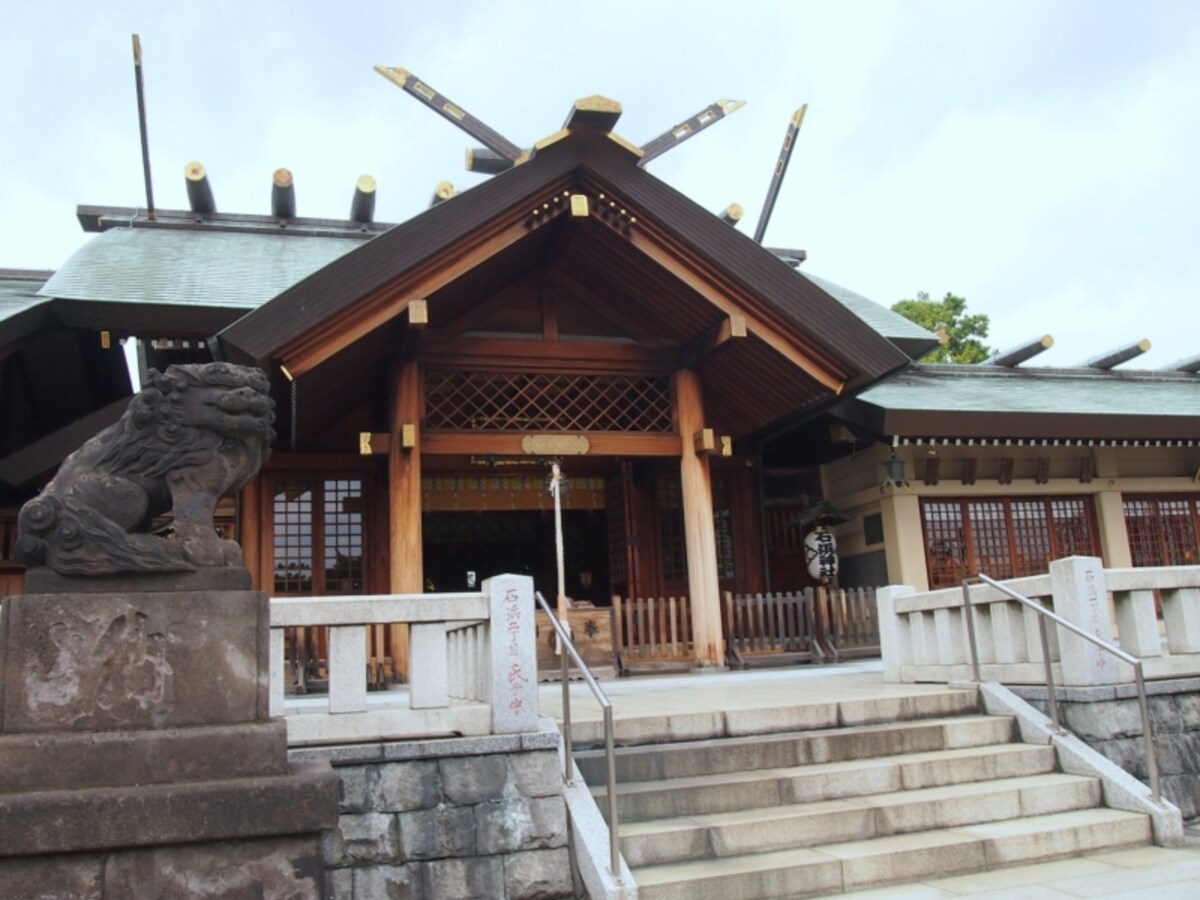 源頼朝が奥州攻めの際に、勝利の祈願をし、社殿が造営されたと伝えられている