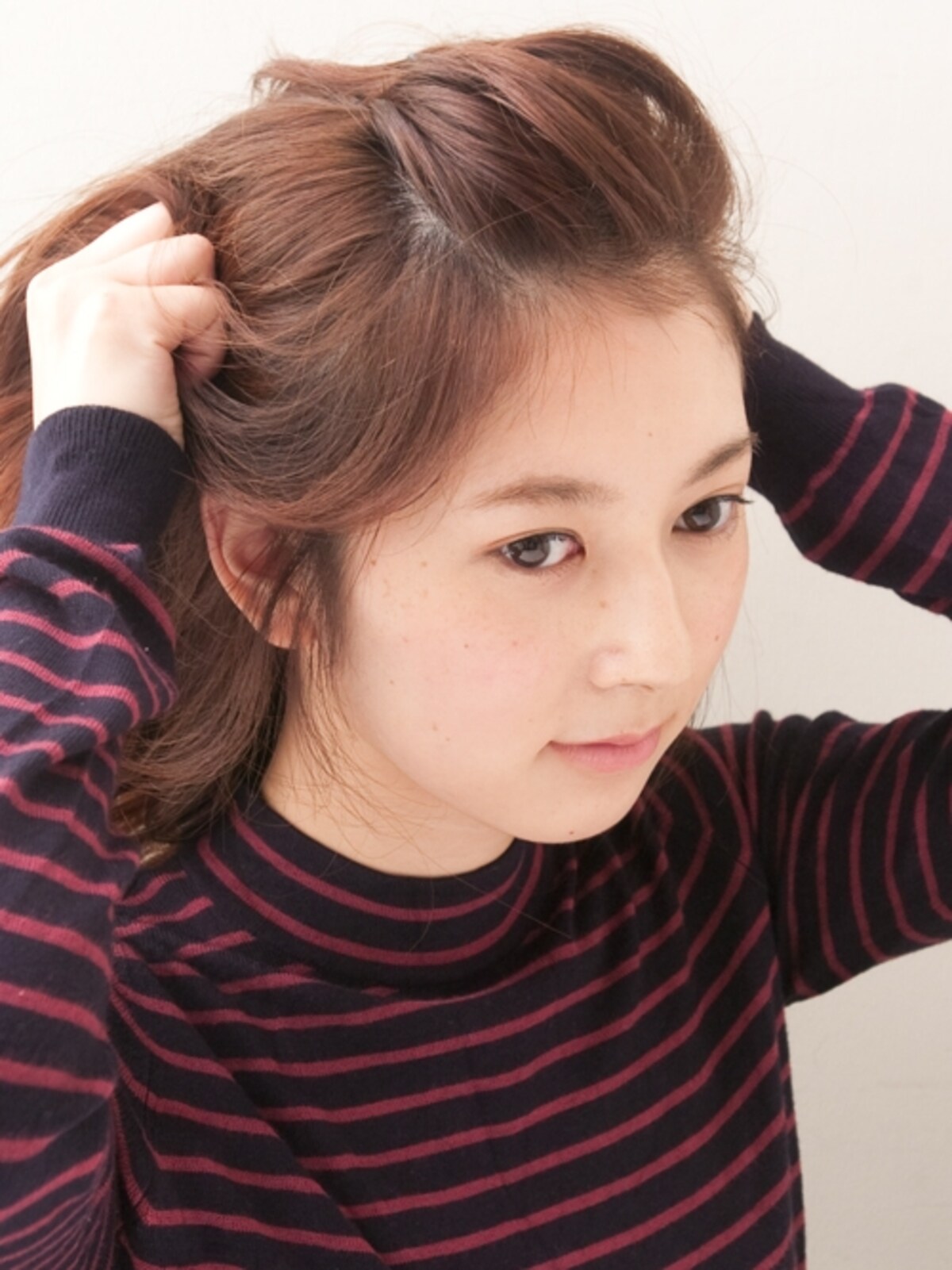指を大きく開いて握るように
