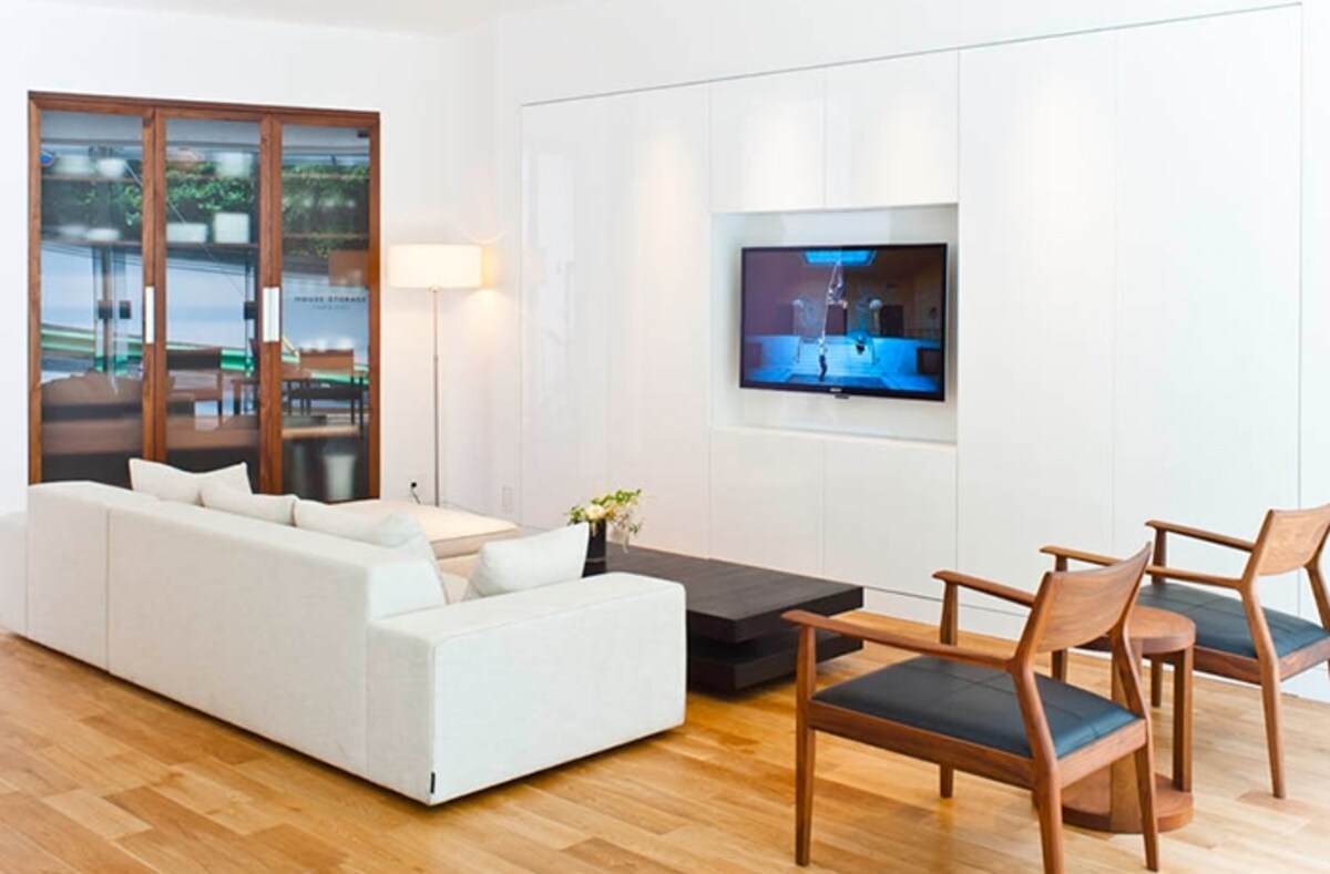 http://www.timeandstyle.com/plus/shop/aoyama/index.html