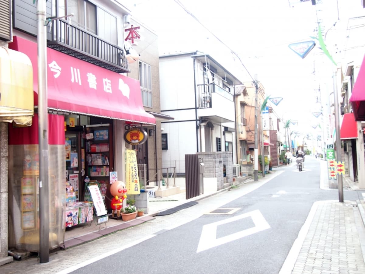 この通りの南に堀切菖蒲園がある