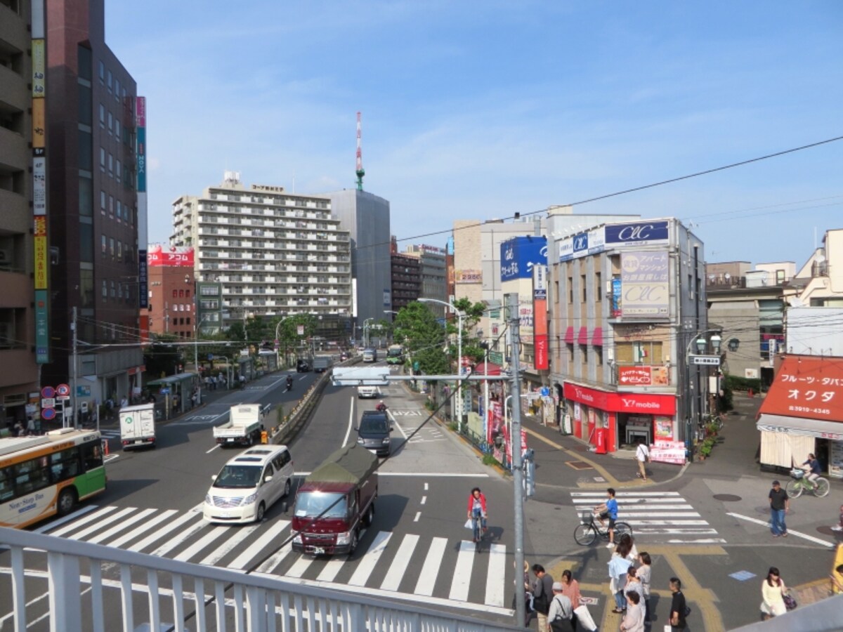 古いマンションが目立つ駅前