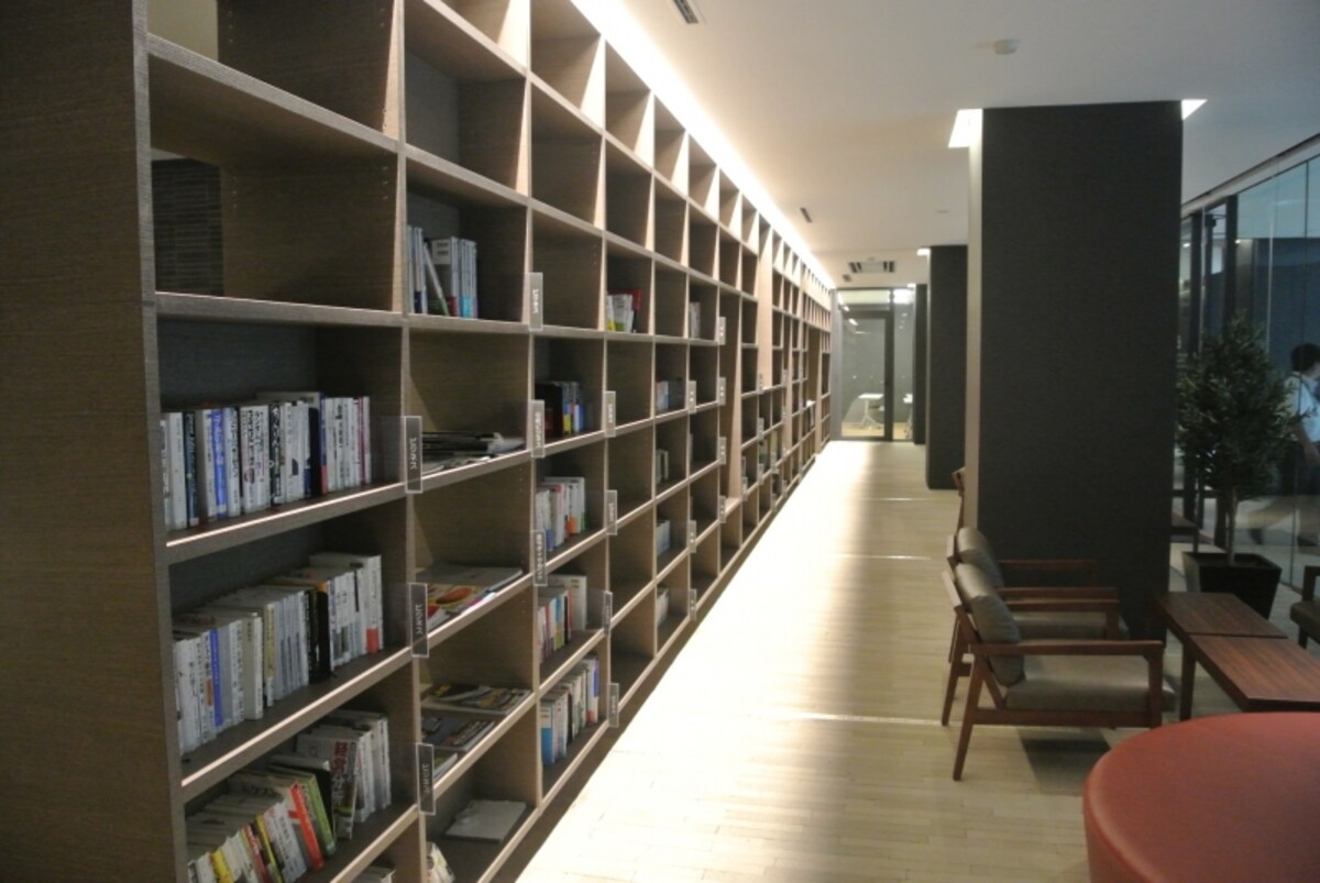 月島荘の書棚