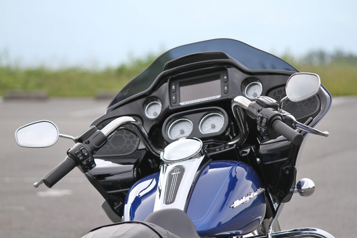 直角に垂れ下がったようなハンドルバーは新設計。高機能カラータッチディスプレイがフェアリングに内蔵されているのですが、ナビ機能がないという残念さ……。