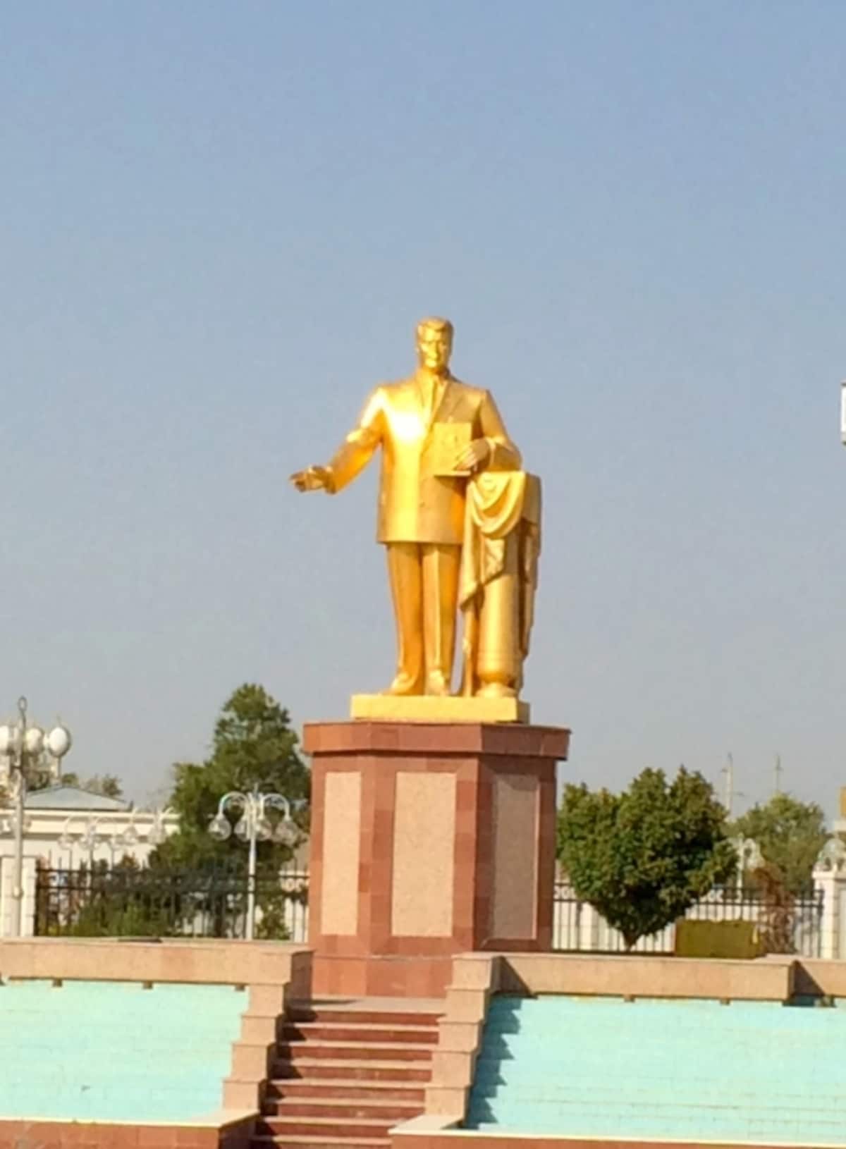 statue