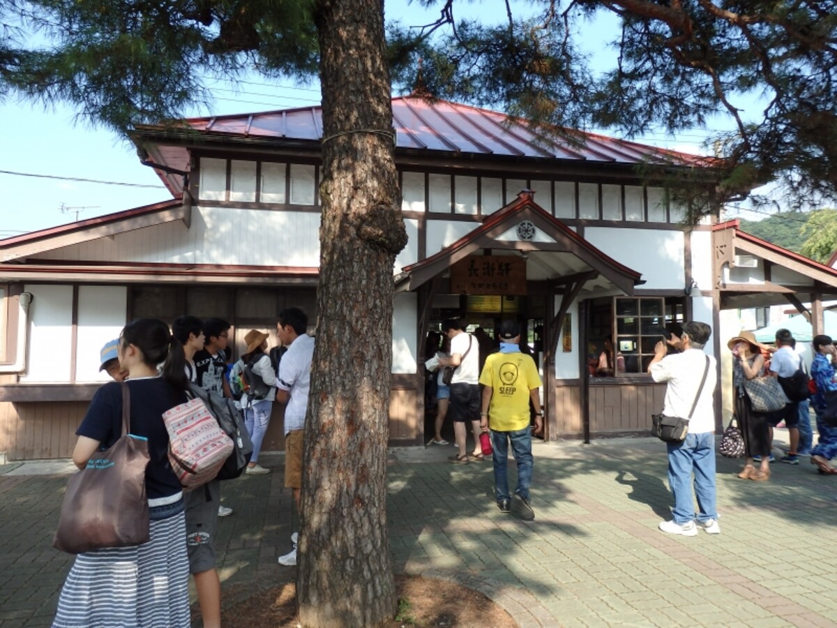 観光客であふれる長瀞駅前
