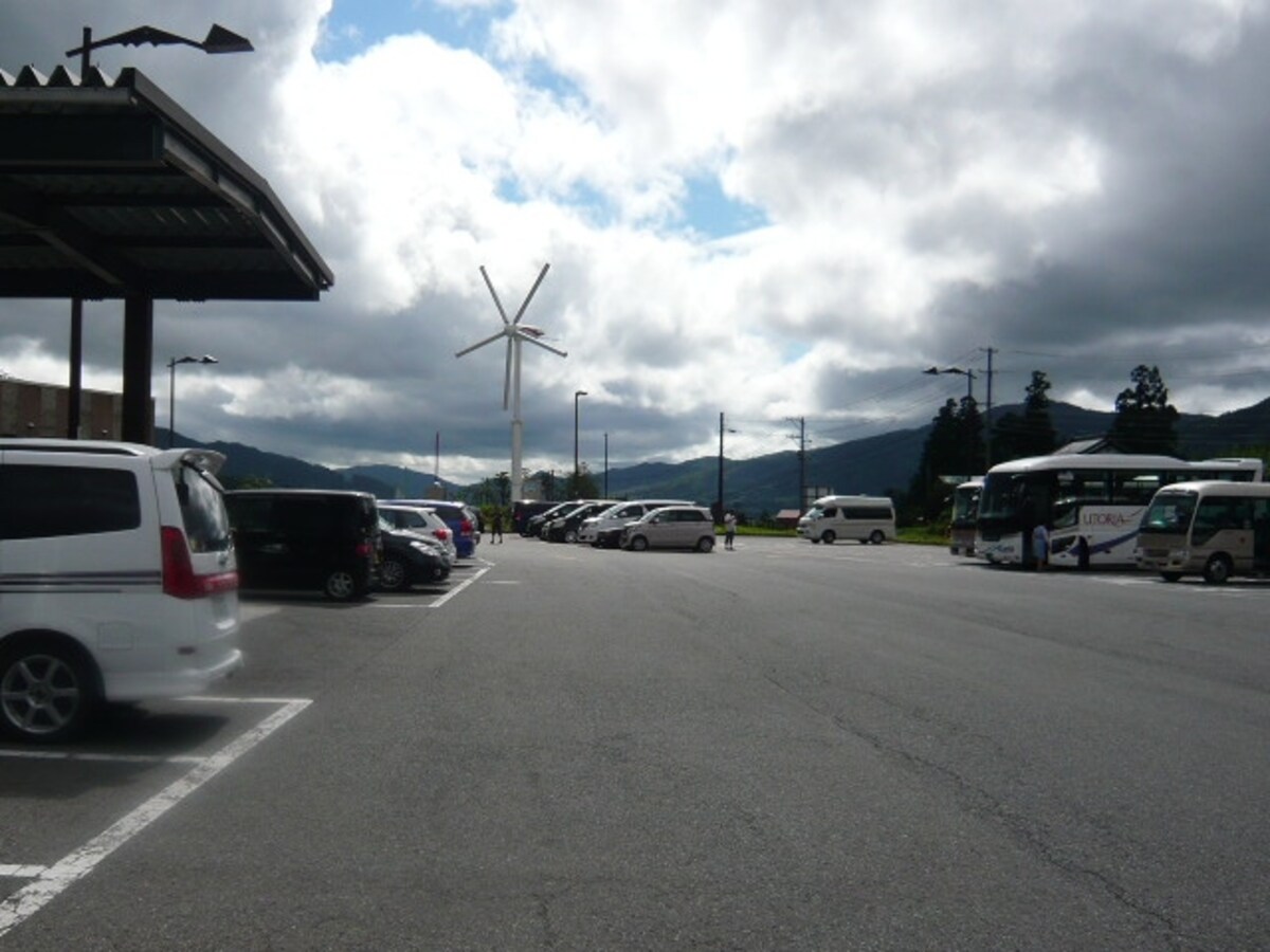 遠くからでも見つけられる「遠野風の丘」の目印。実は風力発電装置です。