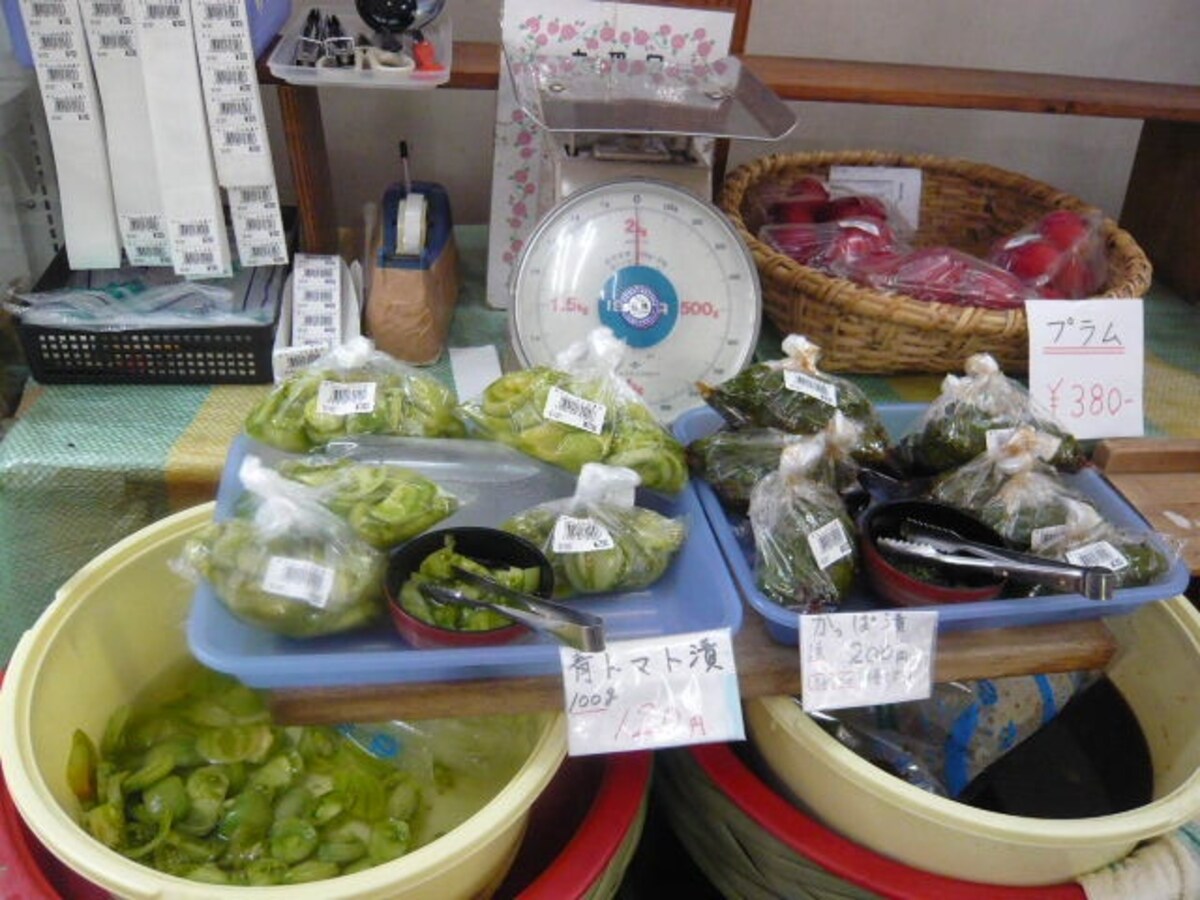  季節の野菜で作った手作りの漬け物が人気。ちょっと珍しいものも見つかるかも？  