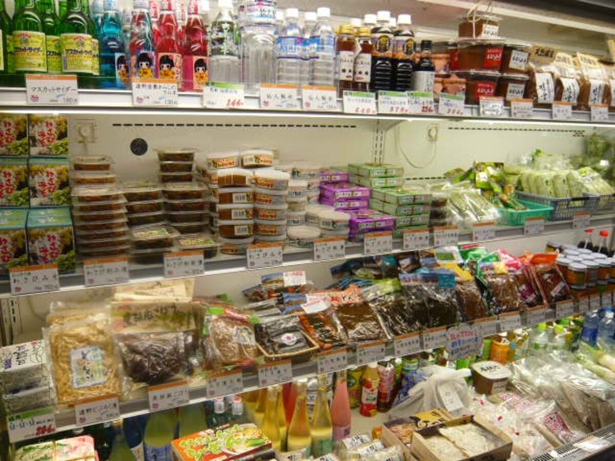 特産品がずらりと並ぶ店内