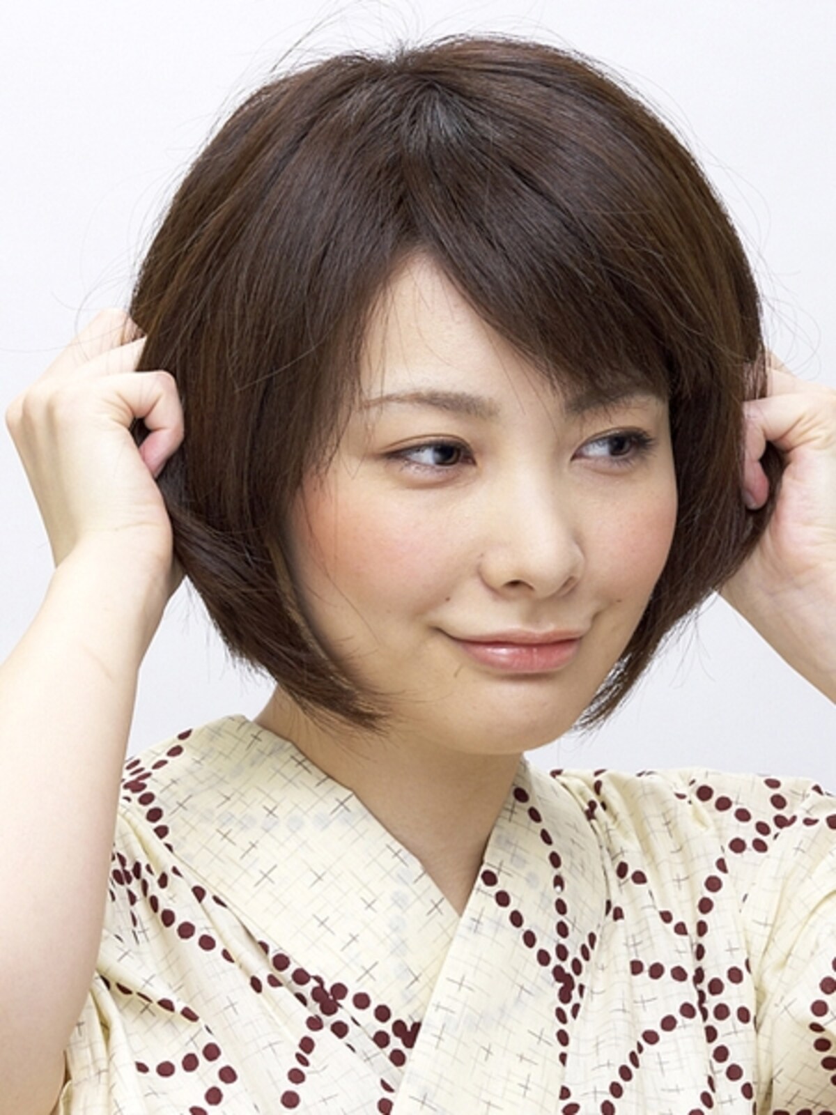 前髪もワックスをもみこみアレンジしやすいようにする