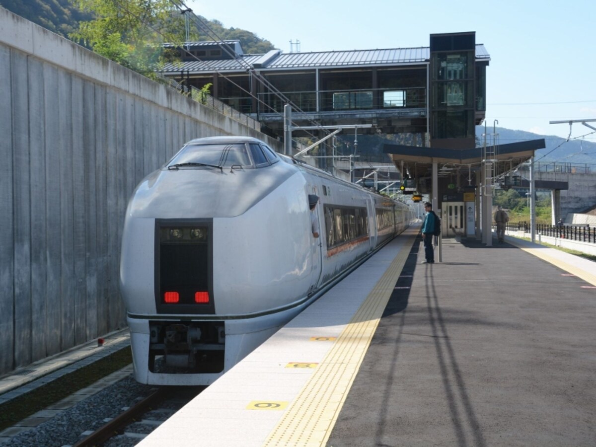 特急「草津」川原湯温泉駅に停車中