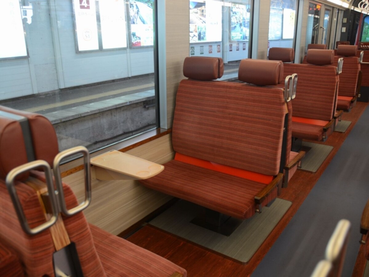 アレグラ車内