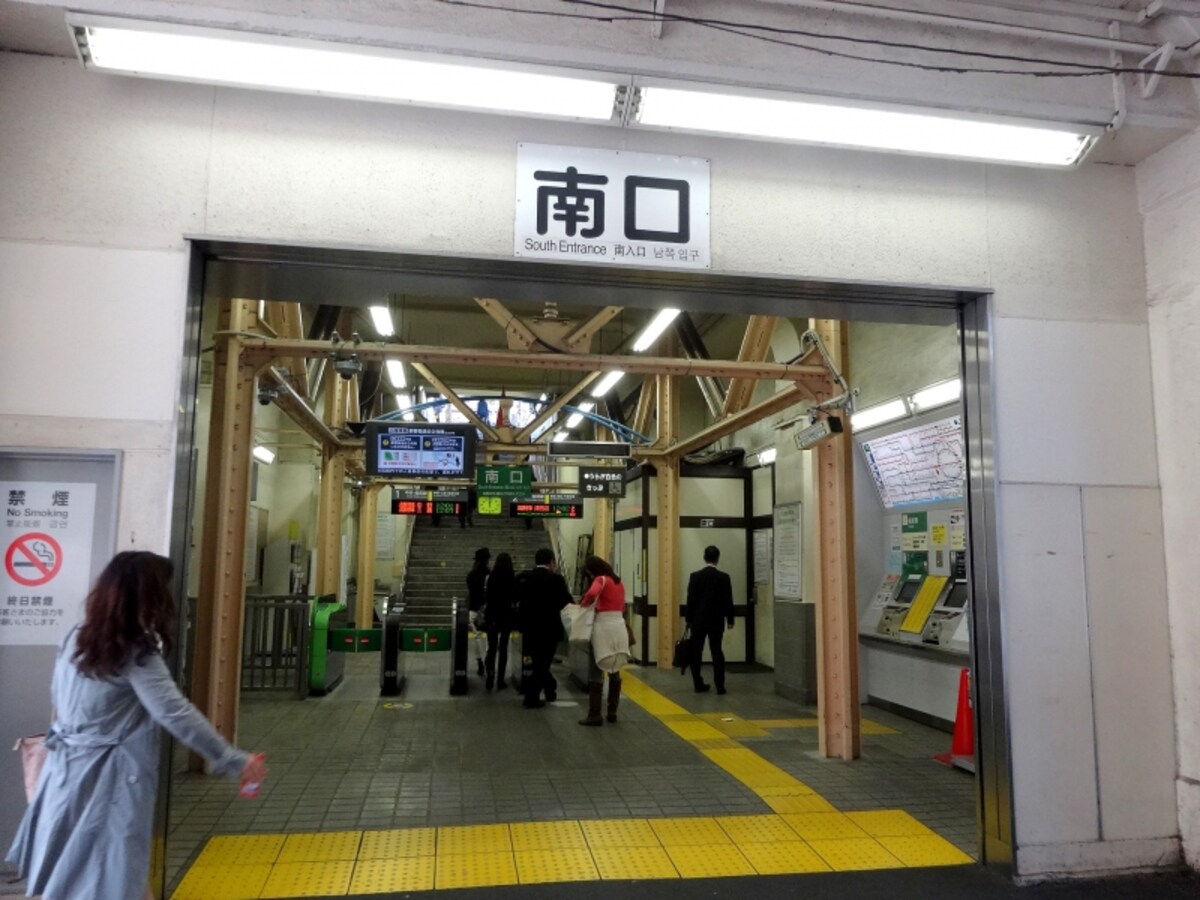 北口は大久保通り沿いにある