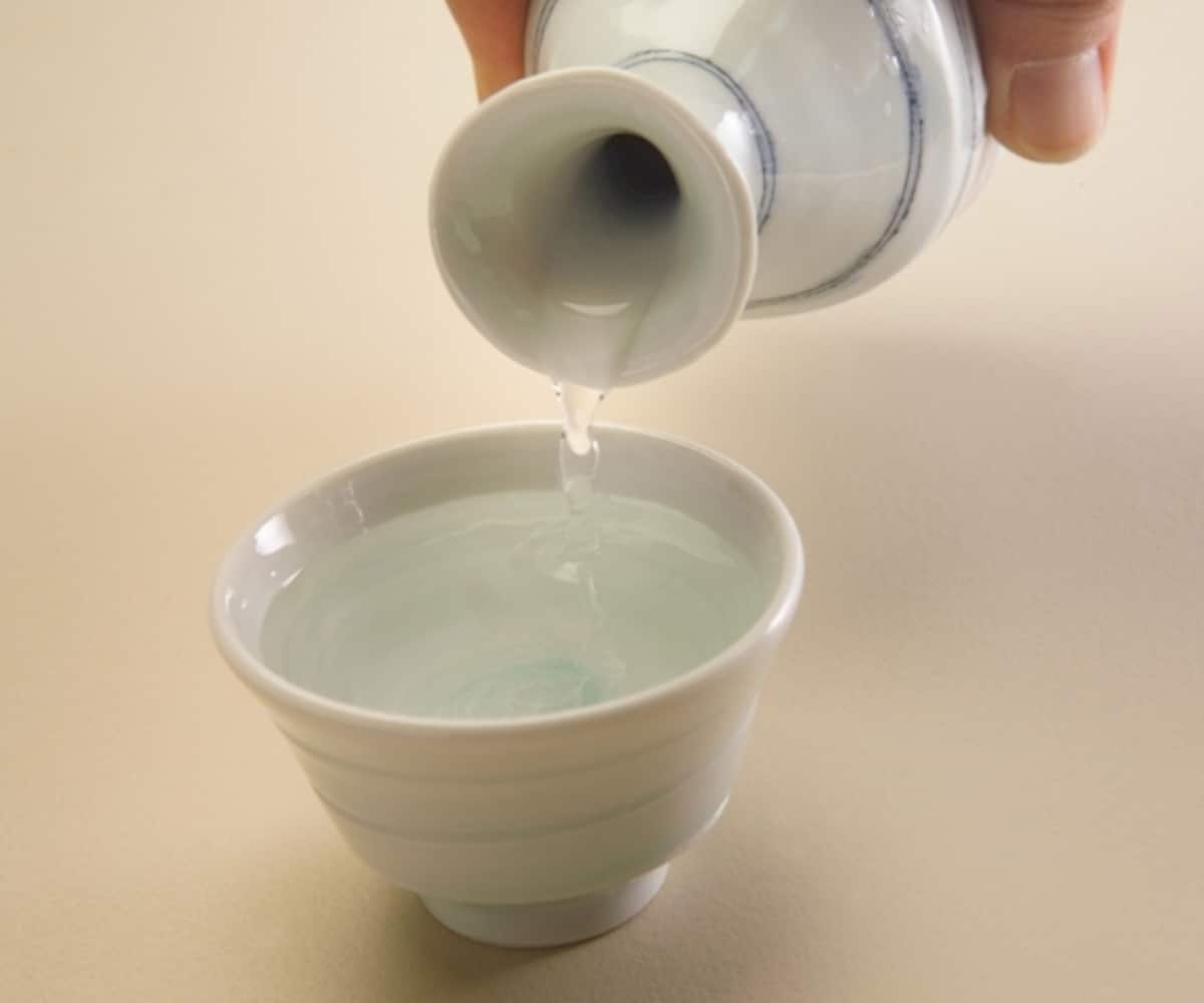 なじみの食堂で一人酒/イメージ