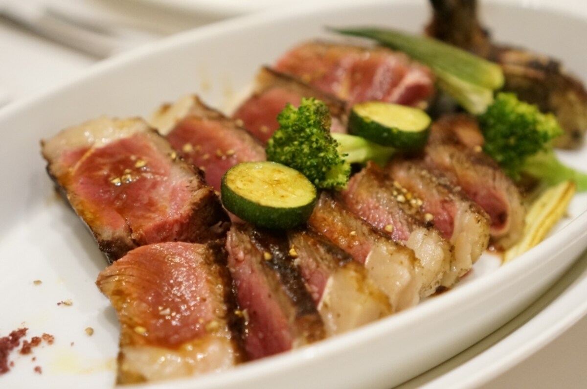 マルヨシ熟成肉・Lボーンステーキをカットしたもの