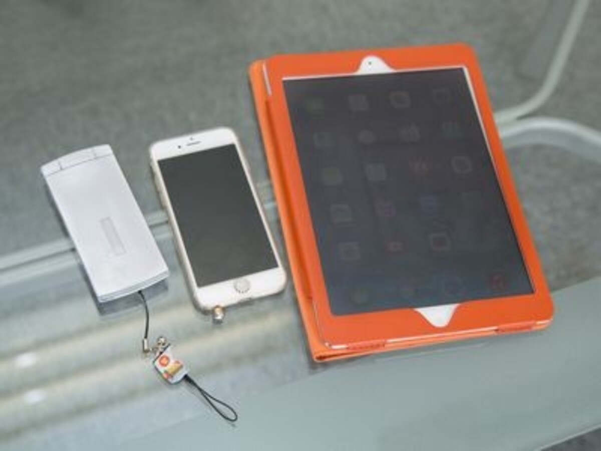 杉原さんが投資で使っているツール。ガラケー、スマホ、タブレットの3つ。スマホやタブレットで情報収集をしてガラケーで注文を入れる