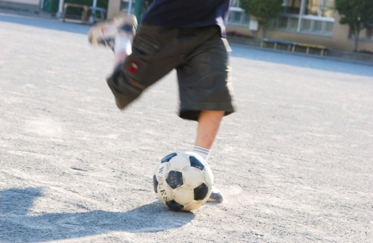 共感を呼ぶサッカー少年/イメージ