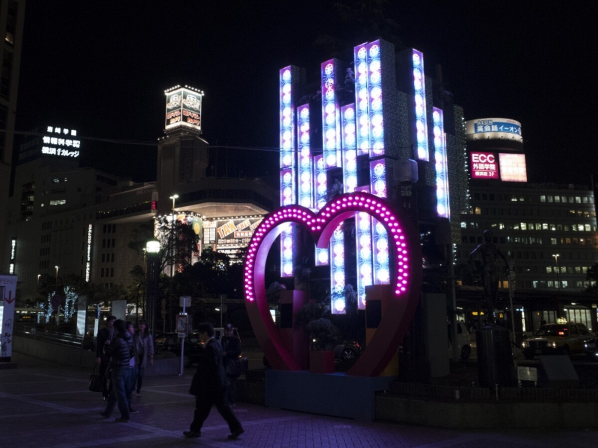 横浜駅西口のイルミネーションタワー。12月1日からは「クリスマスミュージックイルミネーション」にバージョンアップ!