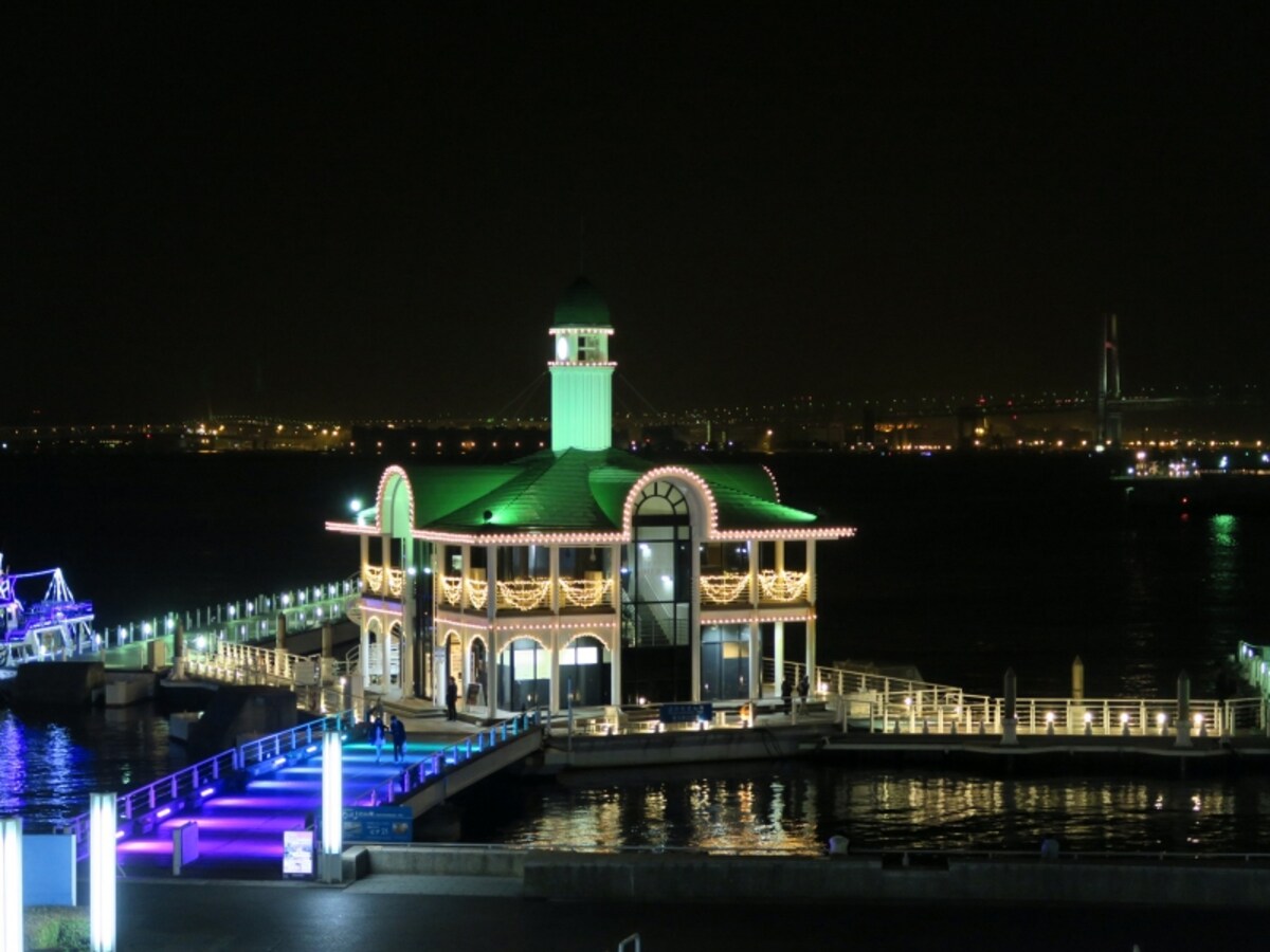ぷかり桟橋周辺は、ターミナルがシャンパンゴールドに輝き、ウッドデッキが七色に彩られています