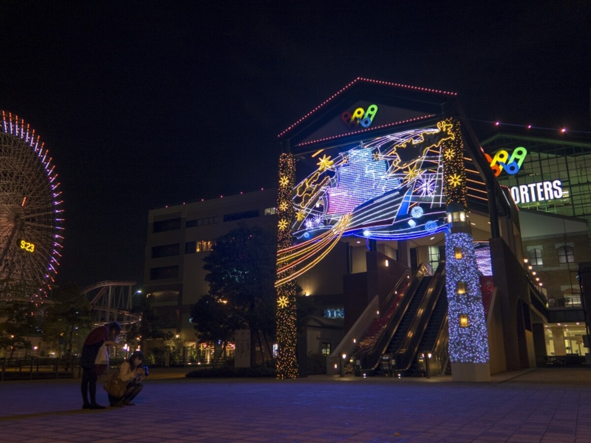 汽車道側正面ゲートは「クリスマス・クルーズ号の出航」がテーマ。LEDパネル部分に帆船が描かれており、30分に一度クリスマスソングに合わせて動く光のショーが展開