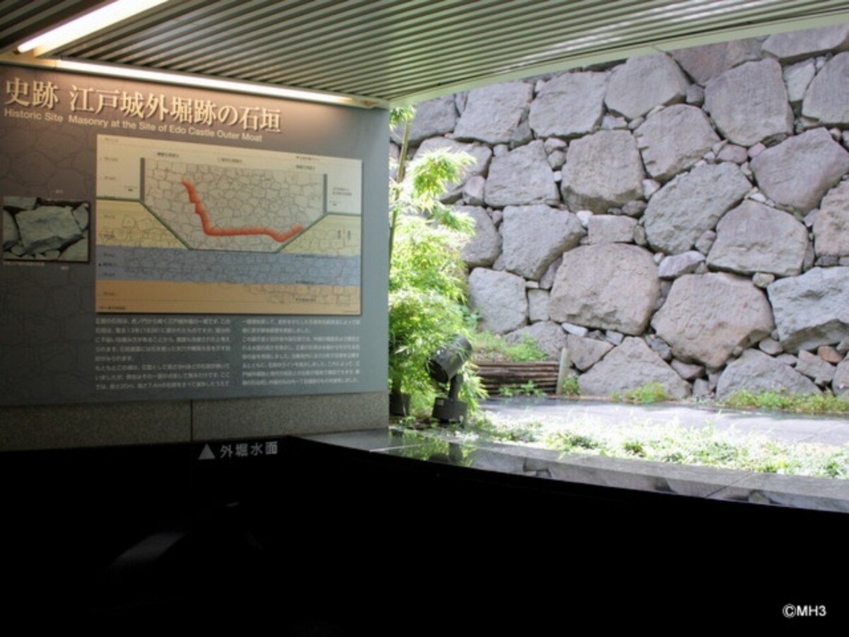 「虎ノ門」駅構内から見える城壁