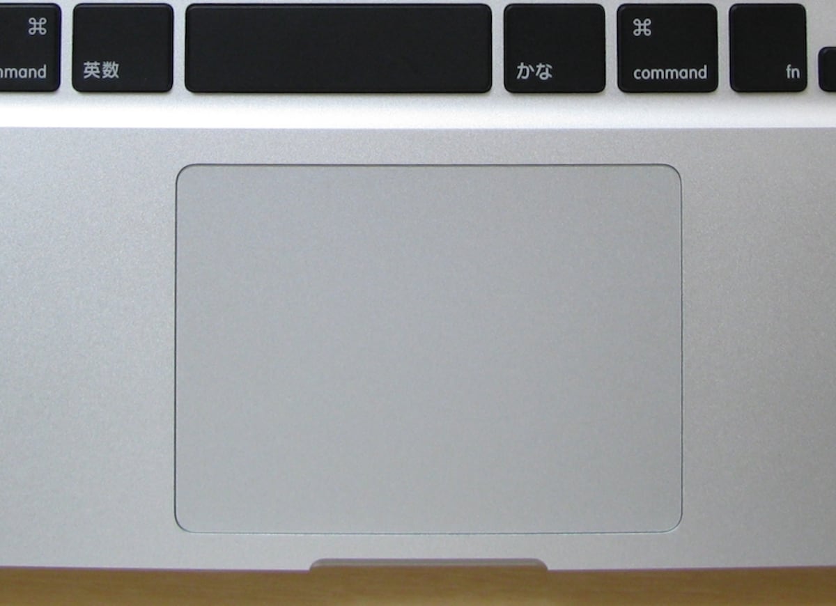 写真は13インチモデルのもの、15インチや17インチではキーボードとの距離が若干広くなります（クリックで拡大）