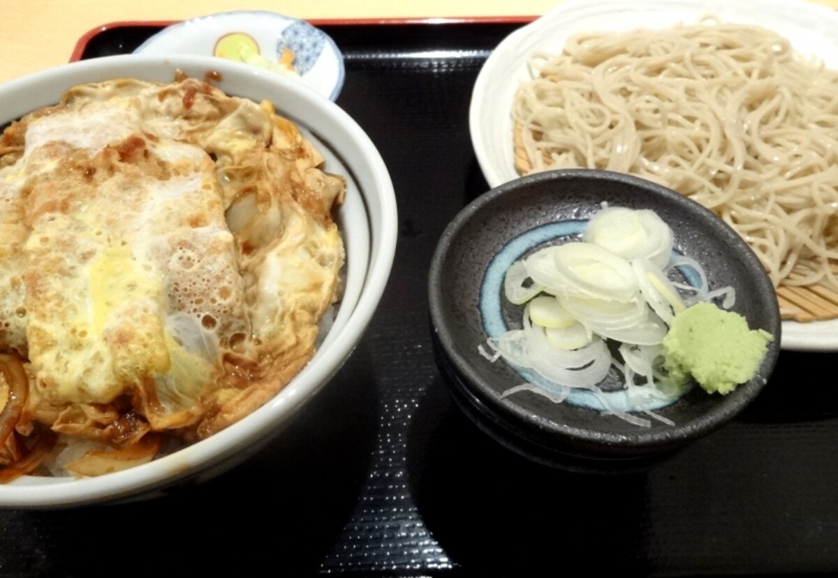 カツ丼もお蕎麦もおいしいと遠藤さん