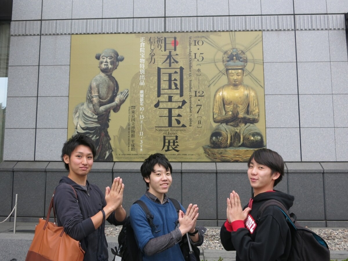 会場前で学生たちの画像　
