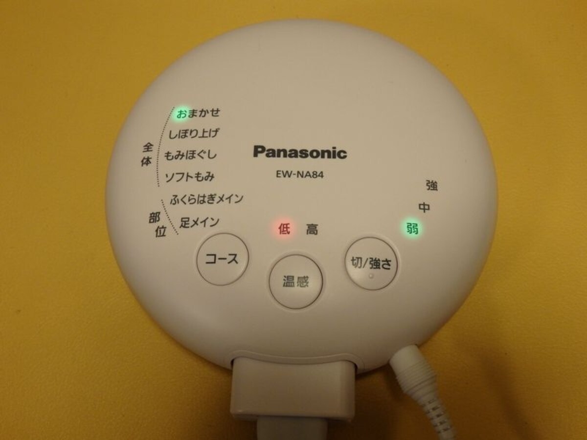 手のひら大のコロンとした形の操作器。おまかせなど6つのコースがあり、選んだところのランプが光ります