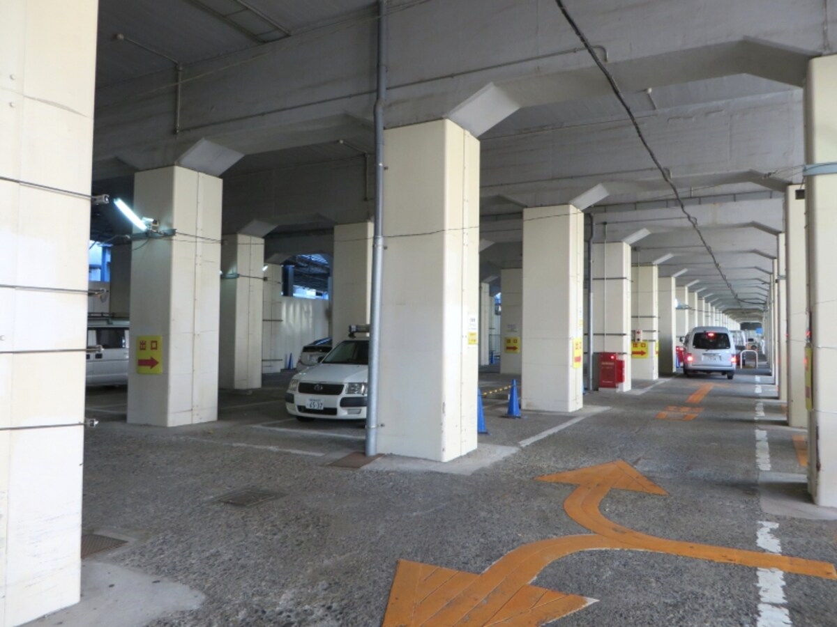 高架下の駐車場
