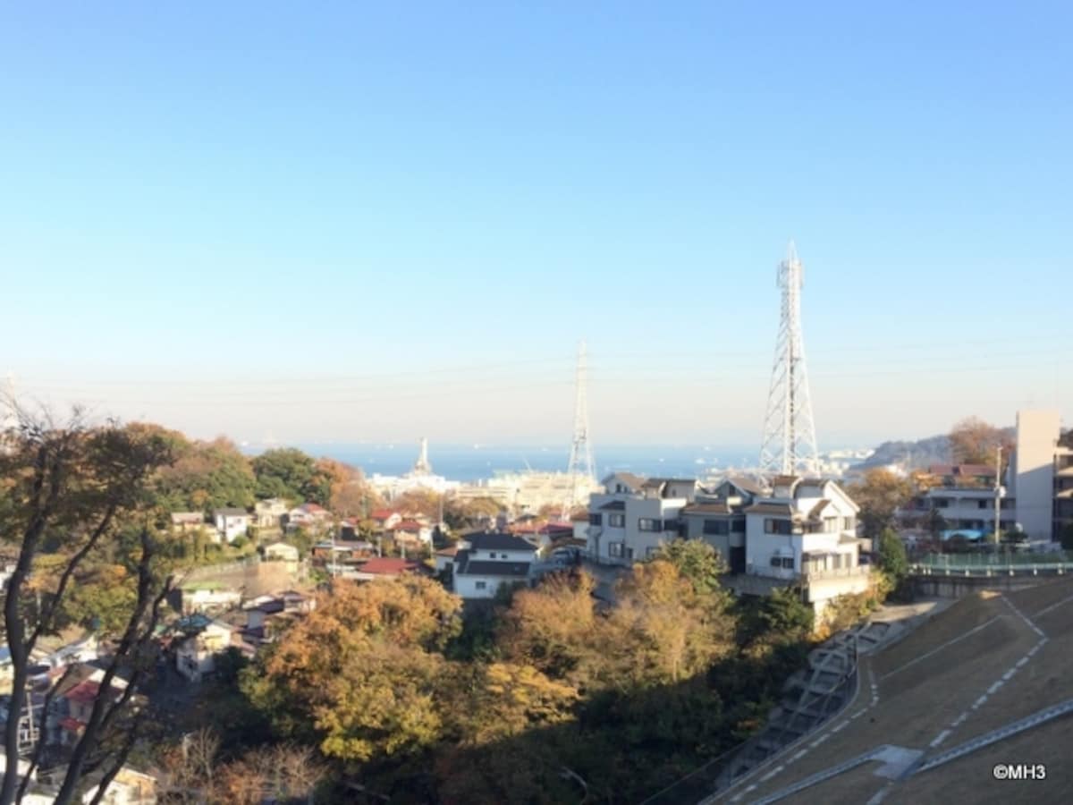 屋上庭園から海を臨む