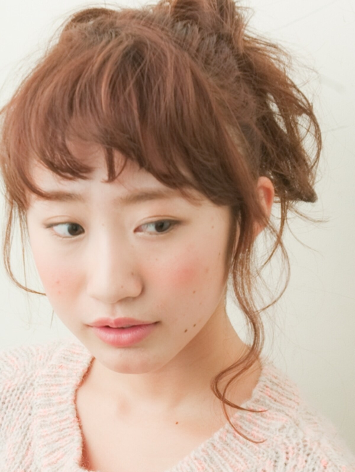 さりげなくおちる後れ毛が表情を柔らかくする
