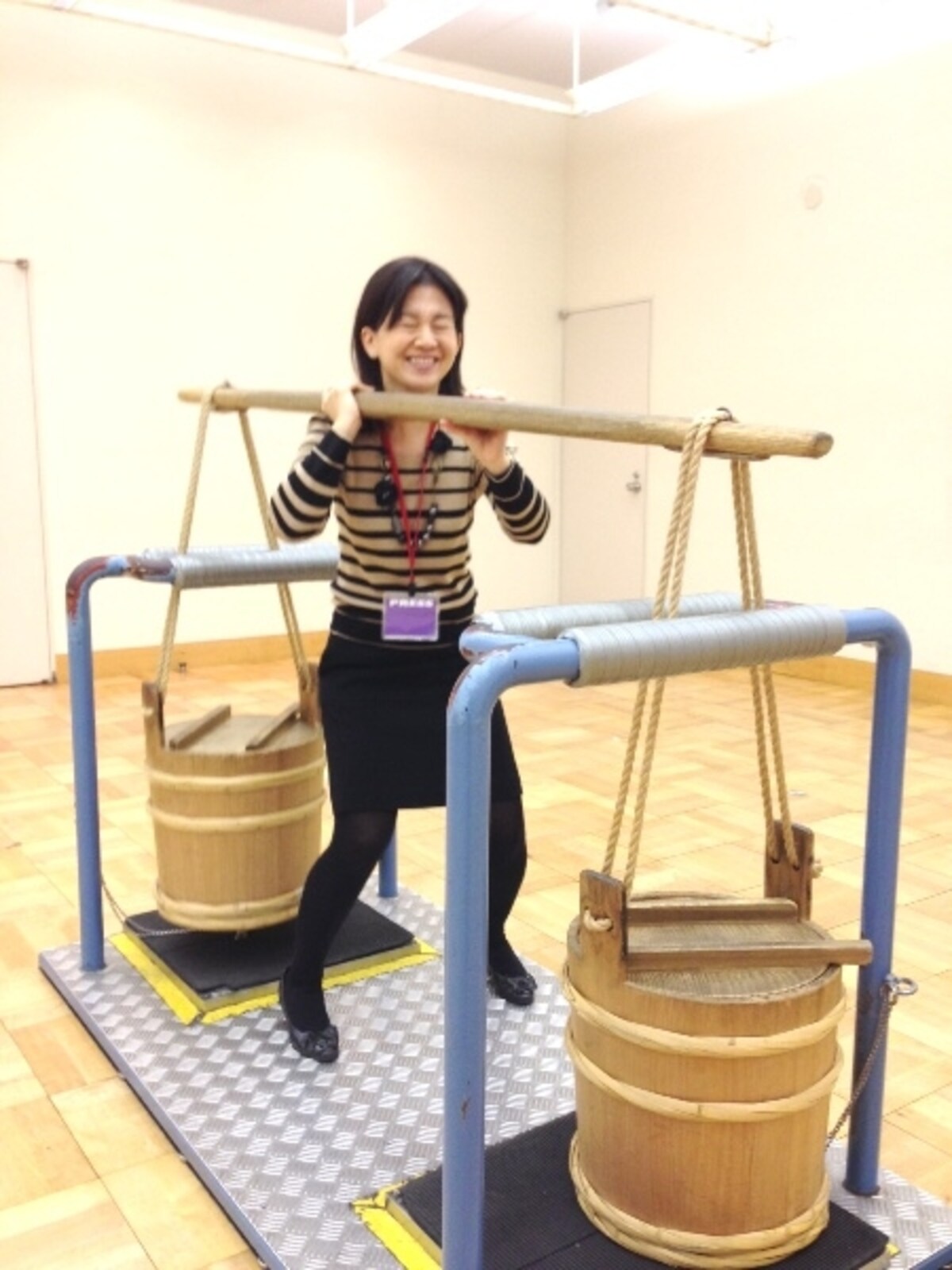 肥桶を担ぐ