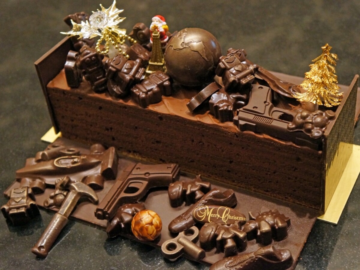 まわりのチョコレートの板を外すと、中からチョコレートケーキが登場