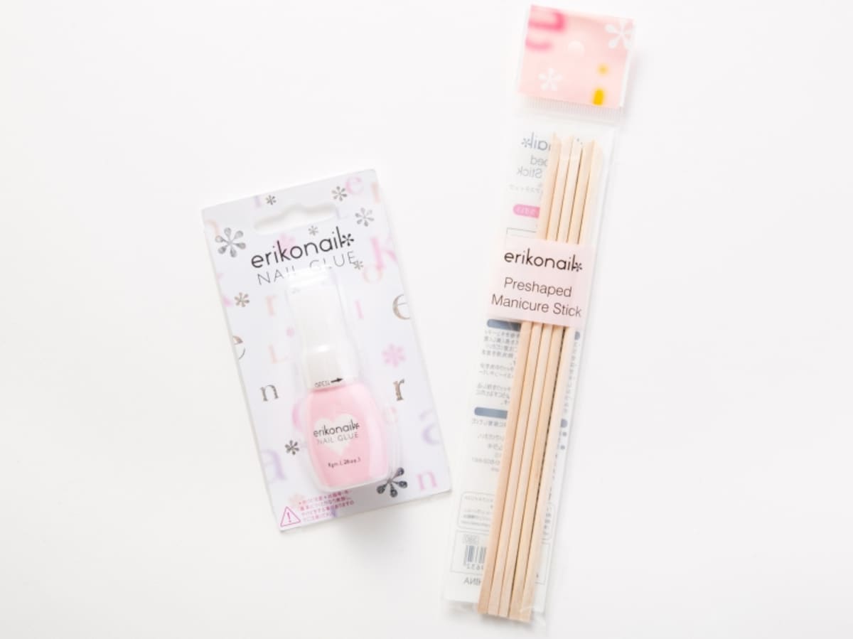ネイルグルーとマニキュアスティック