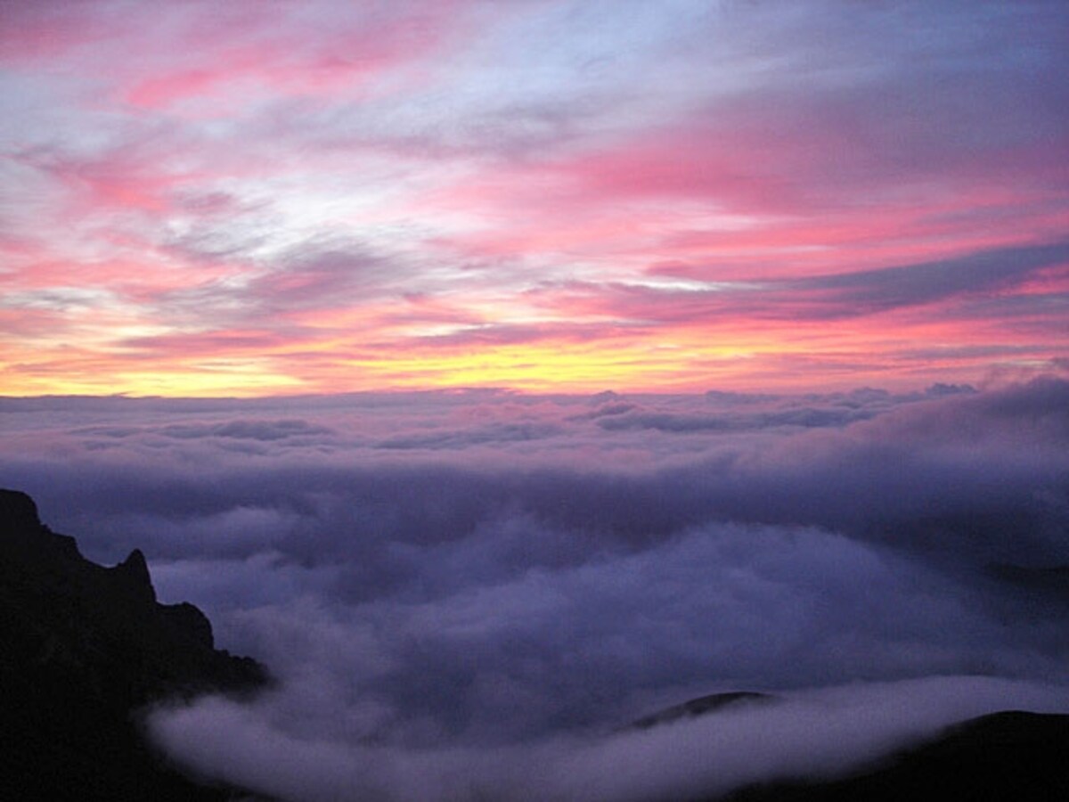 夜明けが近づくと、空が幻想的に色づく　