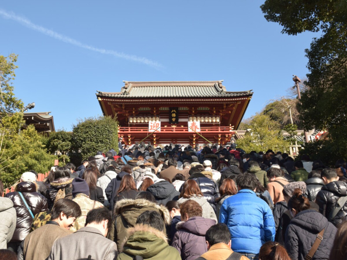 初詣客で混雑する鶴岡八幡宮境内