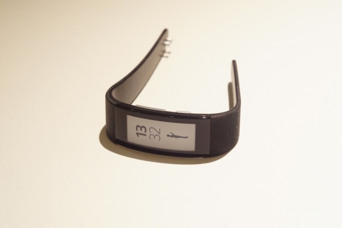 図1SmartBand Talk SWR30。ベルトは簡単に交換することができます。