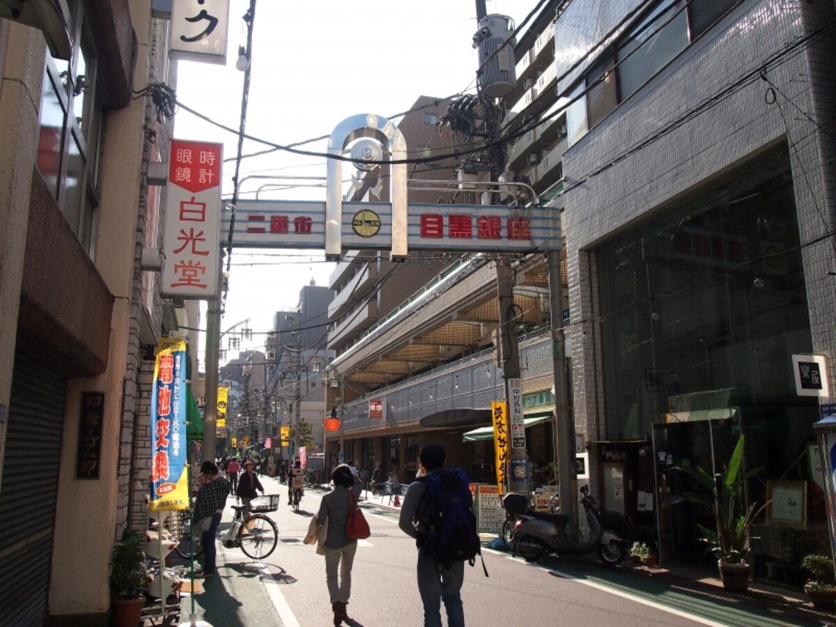 坂がだんだん緩やかになってきた。郵便局などがある。