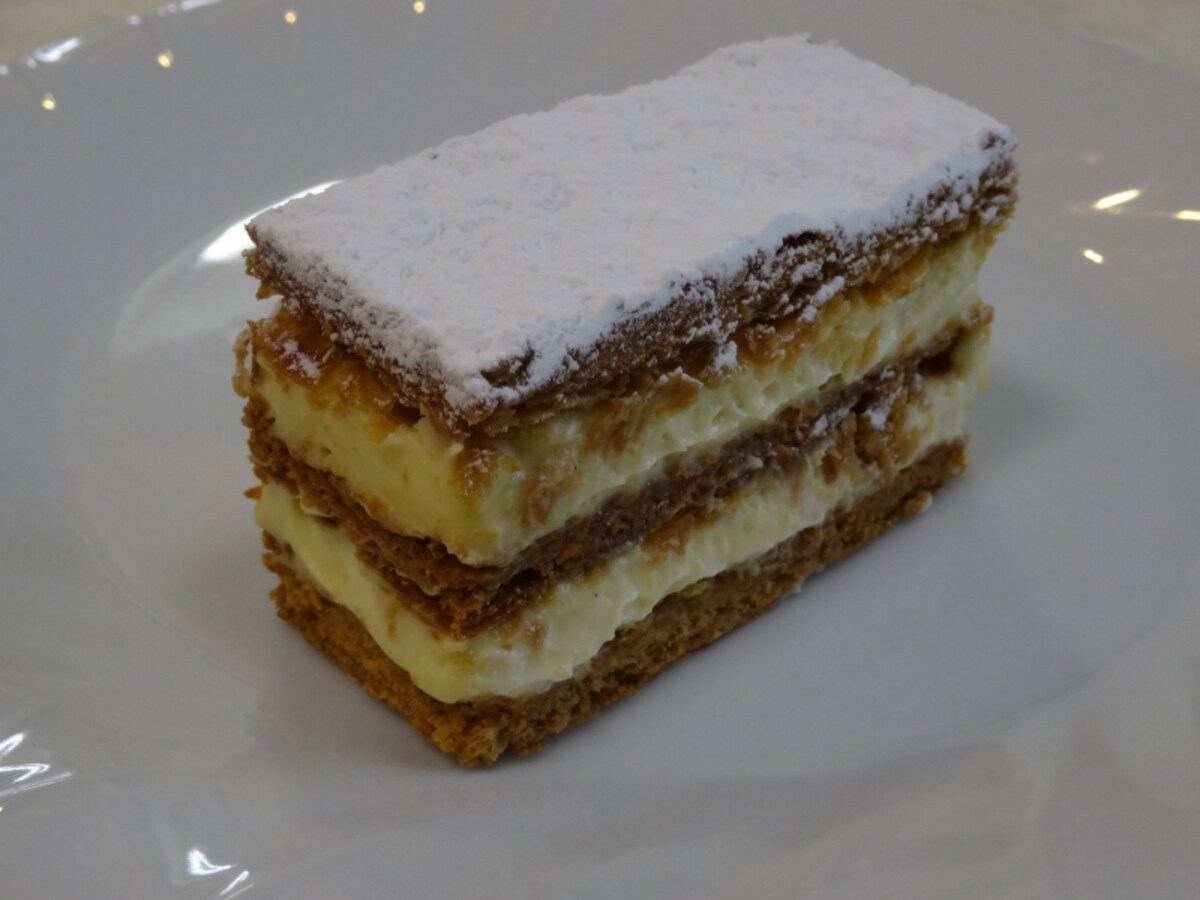 「パティスリー ビガロー」の「ミルフィーユ」（税込480円）