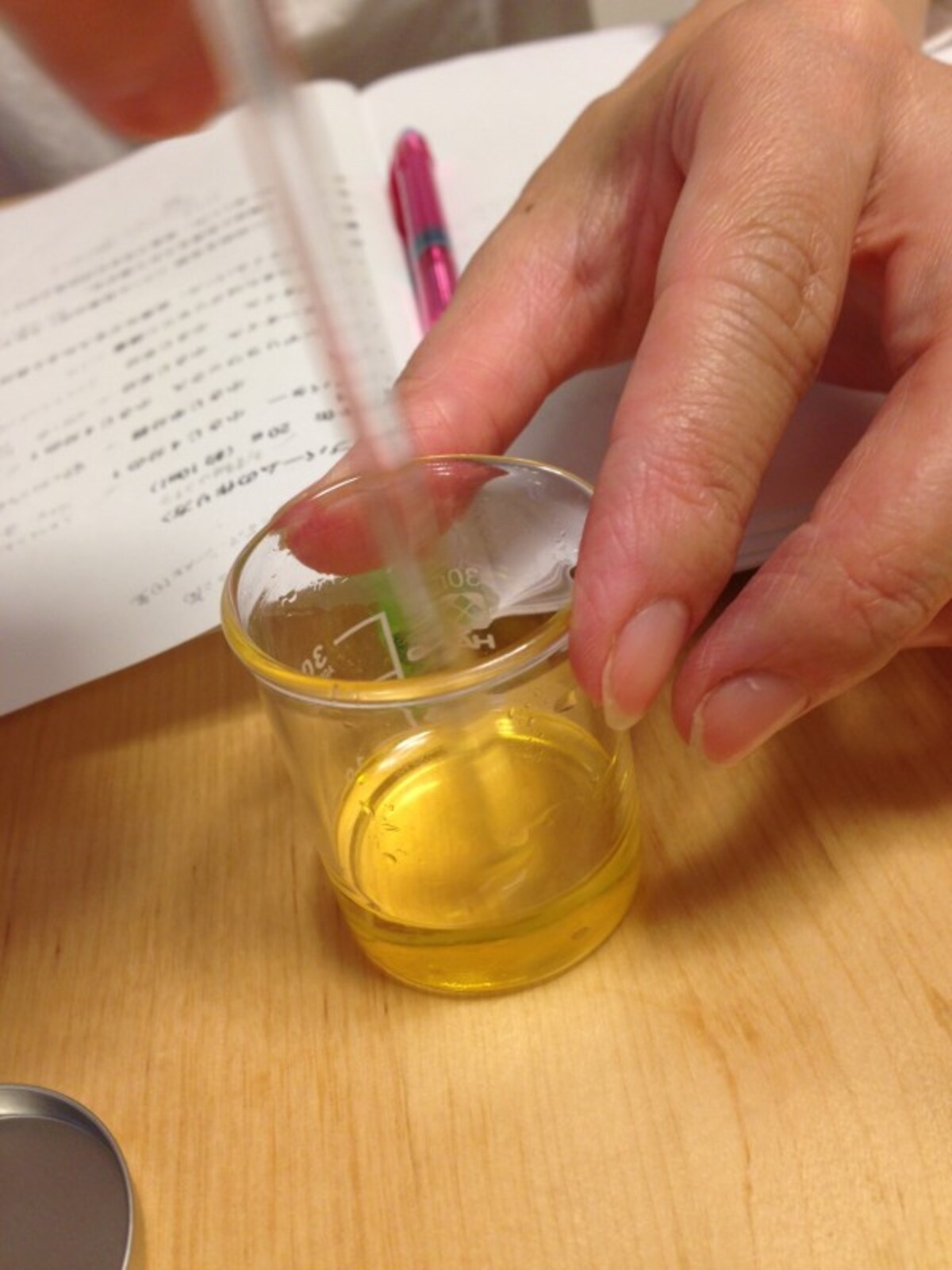 材料を１つのビーカーに入れてよく混ぜながら湯煎にかけます