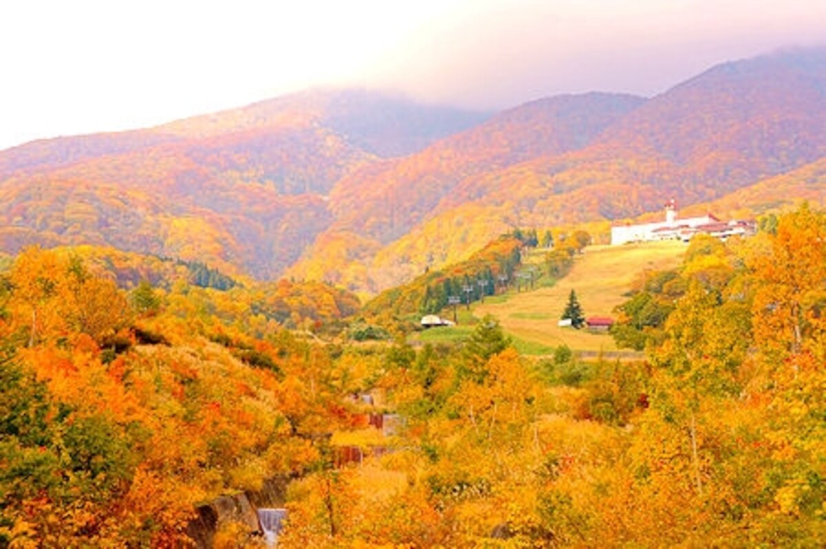 紅葉の中に佇む赤倉観光ホテル
