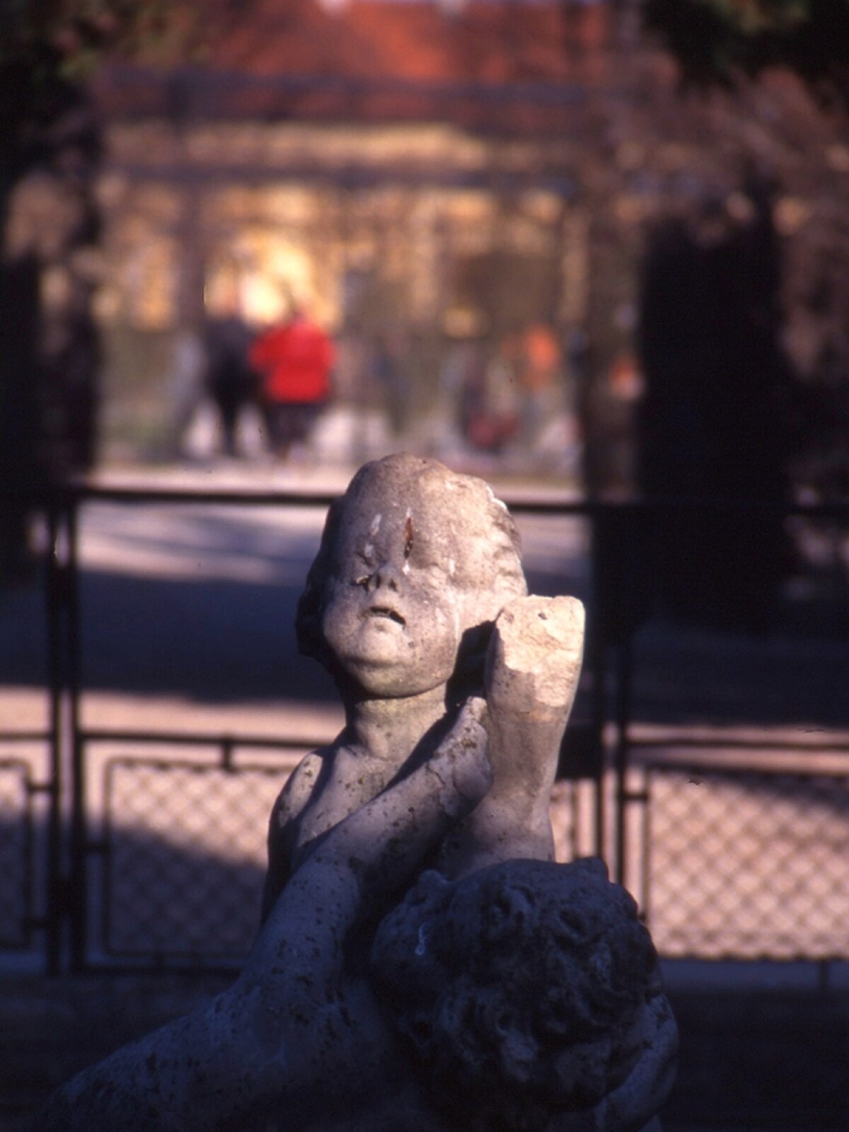 夕暮れを告げる庭園の石像の画像　